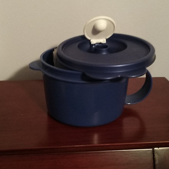 New Tupperware soup mug and salt and pepper set - Picture 3 of 3